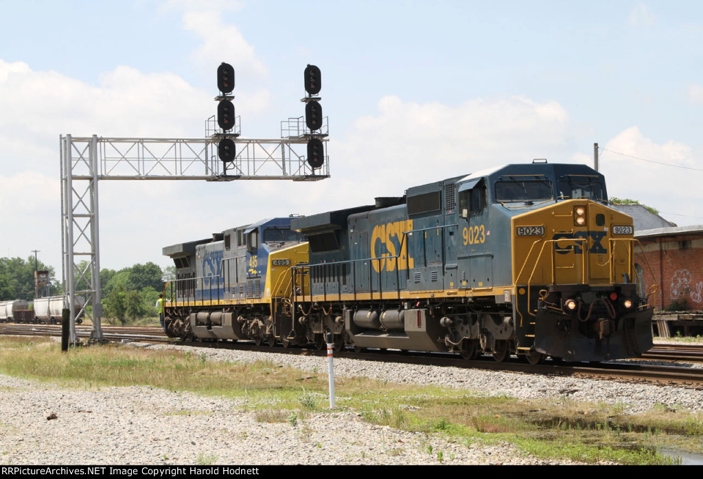 CSX 9023 & 495 at the signals at Charlie Baker